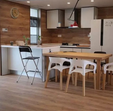 廚房地面只能用瓷磚?其實木地板一樣可以上陣!