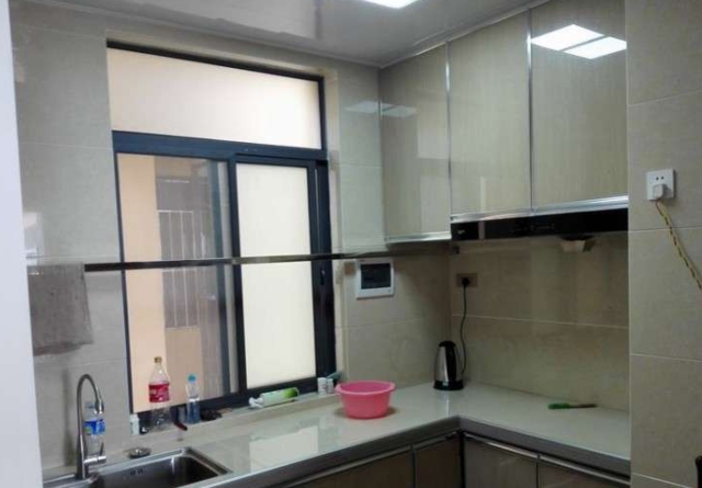 今天來看看朋友自己在家，用不銹鋼方管與瓷磚diy的櫥柜制作過程，給需要裝修的朋友們參考：