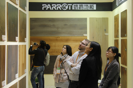 木地板品牌發(fā)展|鸚鵡地板品牌戰(zhàn)略升級(jí)，發(fā)展新飛躍