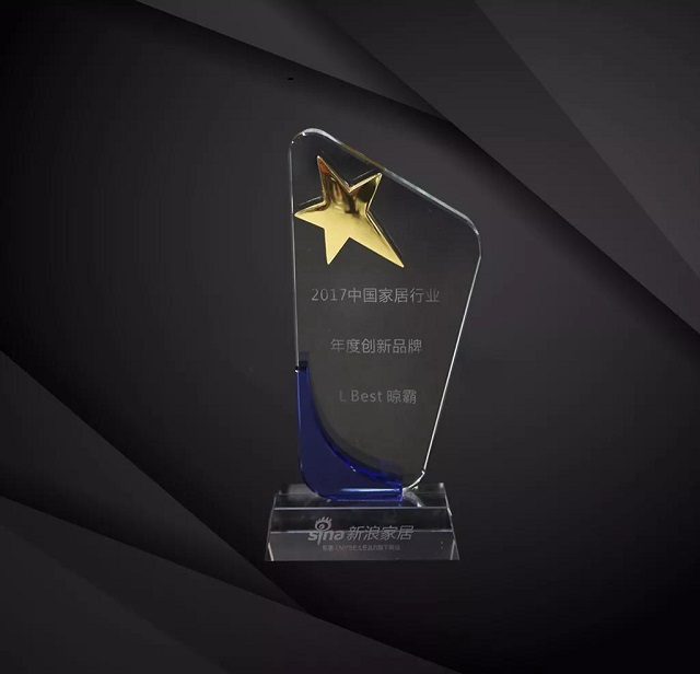 晾衣架品牌榮譽|晾霸獲“2017中國家居行業(yè)年度創(chuàng)新品牌”獎 晾衣架品牌榮譽|晾霸獲“2017中國家居行業(yè)年度創(chuàng)新品牌”獎