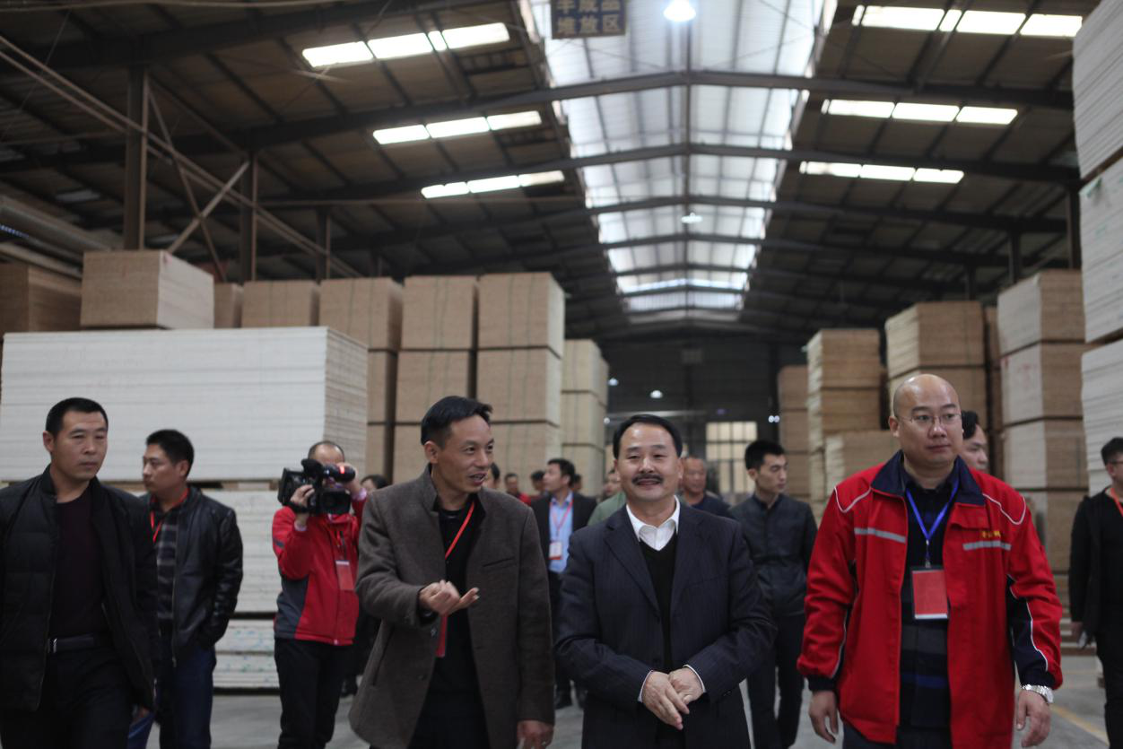 生態板品牌日記|壯象香杉標桿引行業代表參觀學習