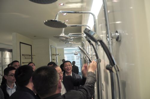 品牌日記|平陽縣縣委書記蒞臨銀晶衛(wèi)浴考察指導(dǎo) 品牌日記|平陽縣縣委書記蒞臨銀晶衛(wèi)浴考察指導(dǎo)