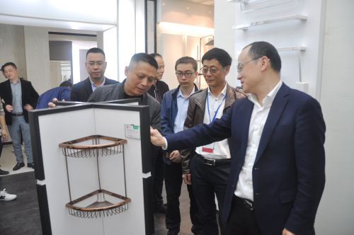 品牌日記|平陽縣縣委書記蒞臨銀晶衛(wèi)浴考察指導(dǎo) 品牌日記|平陽縣縣委書記蒞臨銀晶衛(wèi)浴考察指導(dǎo)