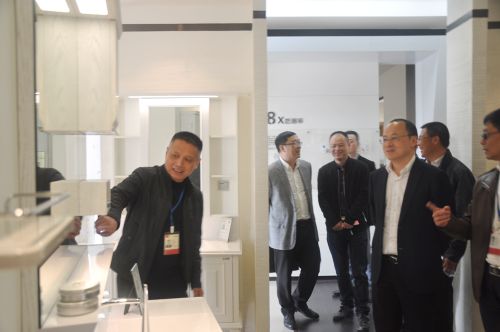 品牌日記|平陽縣縣委書記蒞臨銀晶衛(wèi)浴考察指導(dǎo) 品牌日記|平陽縣縣委書記蒞臨銀晶衛(wèi)浴考察指導(dǎo)