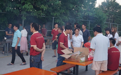 品牌日記|富軒門窗度員工生日會與燒烤激情相約 品牌日記|富軒門窗度員工生日會與燒烤激情相約