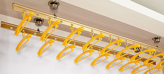 大家看下，《教你如何安裝手搖晾衣架的方法》