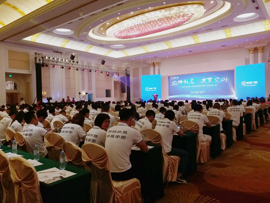 媒體直擊麗都門窗財富峰會現(xiàn)場 精彩紛呈 媒體直擊麗都門窗財富峰會現(xiàn)場 精彩紛呈