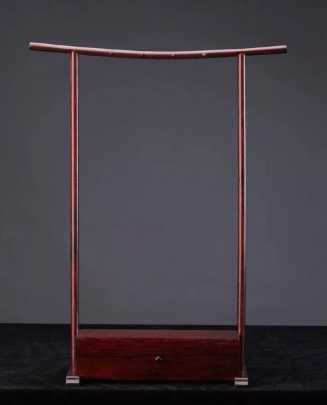 小葉紫檀素面帶屜筆架 小葉紫檀素面帶屜筆架