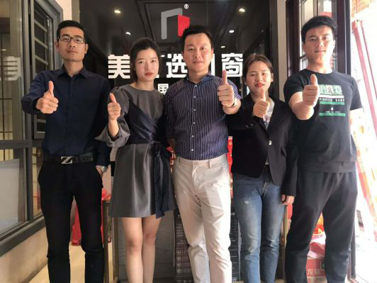 美之選鋁合金門窗千萬級經(jīng)銷商溫總功績卓絕，年年高升！