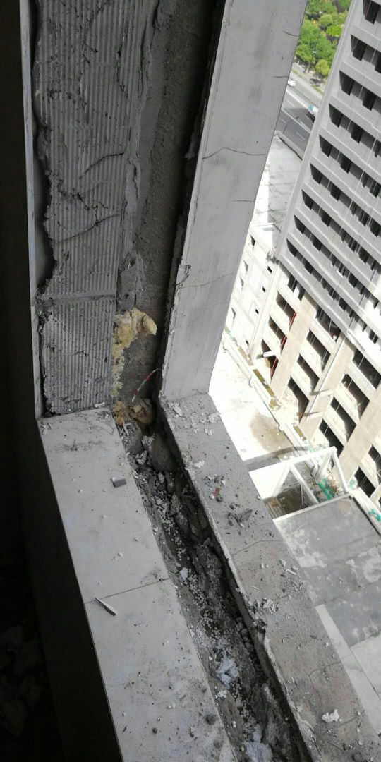 業主反映剛換完又新又貴的隔熱斷橋鋁門窗，窗臺反倒漏水？