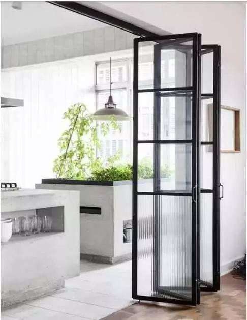 頭次見廚房不裝推拉門裝這種，實用又漂亮 