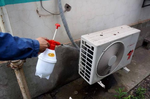 空調外機日常風吹雨淋，需要為其遮擋嗎？聽聽師傅怎么說