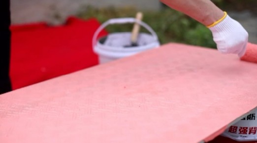 瓷磚背膠粘與不粘，不能作為產品好壞及產品質量的依據