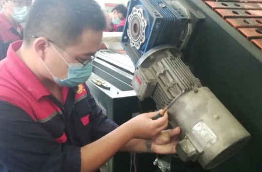 宏源防水山東生產基地開展設備AM活動! 宏源防水山東生產基地開展設備AM活動!