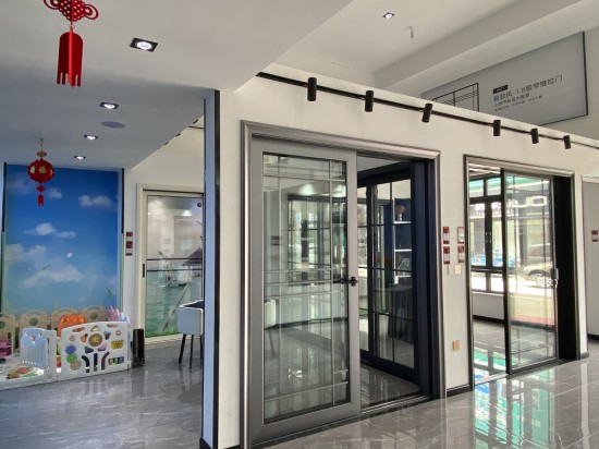 紅橡樹門窗高管團隊對泗陽專賣店進行回訪 紅橡樹門窗高管團隊對泗陽專賣店進行回訪