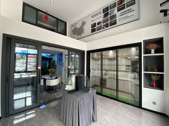 紅橡樹門窗高管團隊對泗陽專賣店進行回訪 紅橡樹門窗高管團隊對泗陽專賣店進行回訪